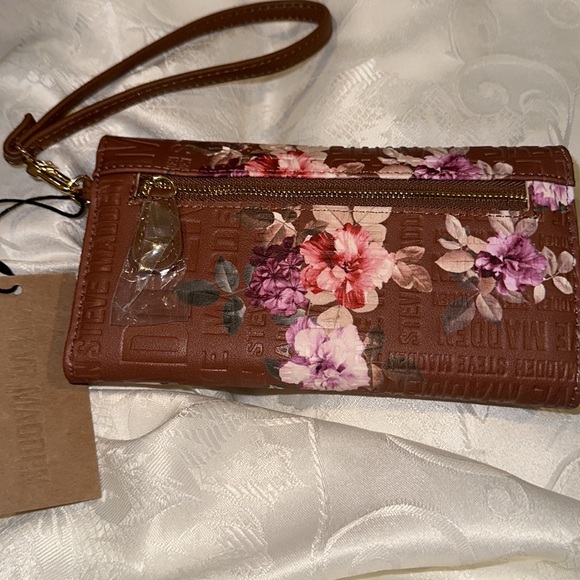 Brand new Steve Madden clutch wristlets bag with flower design - Picture 2 of 9